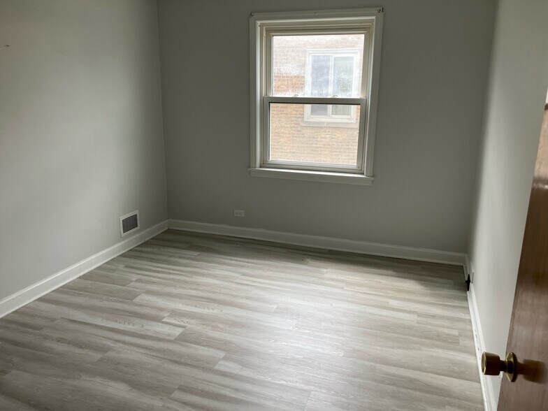 Building Photo - 2636 W Balmoral Ave