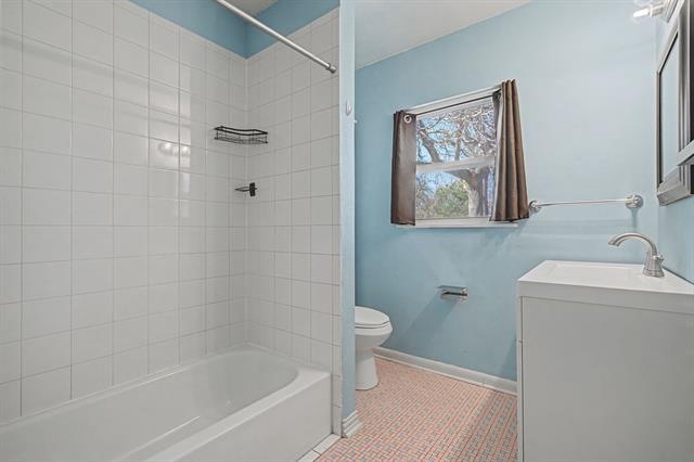 Building Photo - 422 N Pecan St