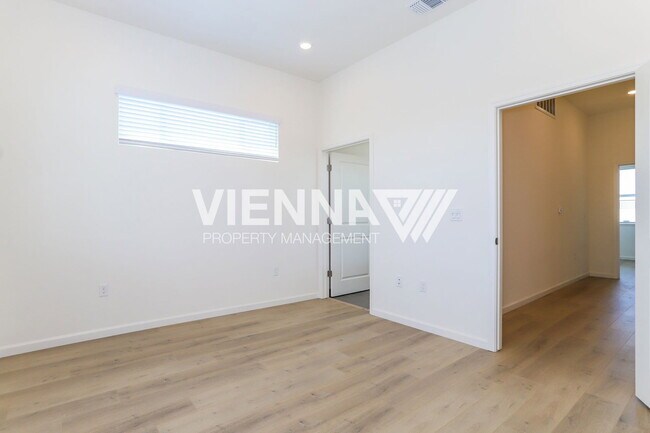 Building Photo - 8090 Quiet Knolls Dr