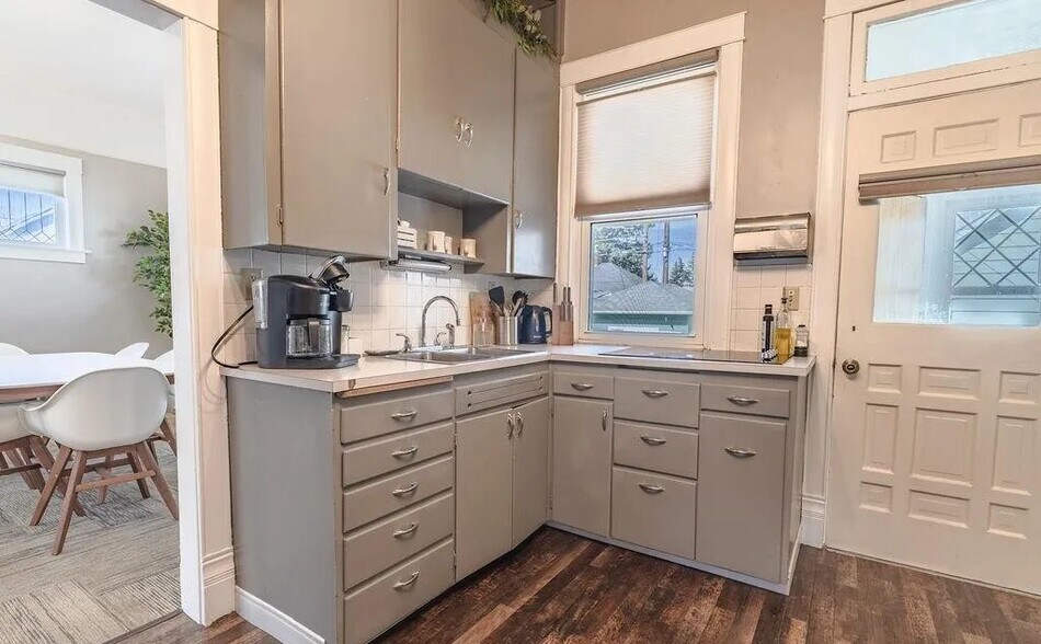 Kitchen - 162 N 9th St