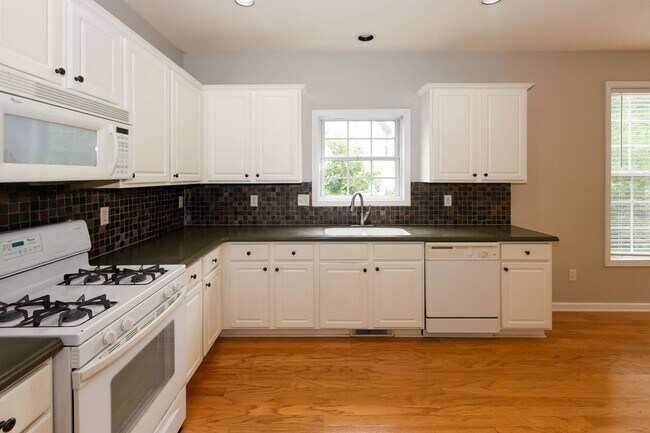 Building Photo - 2895 Haynes Club Cir SW