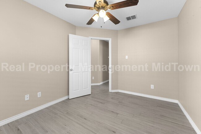 Building Photo - 1605 Bob Dr