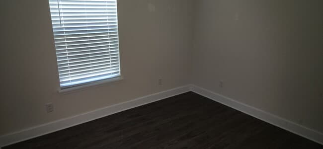 Building Photo - 6107 W 1st Manor