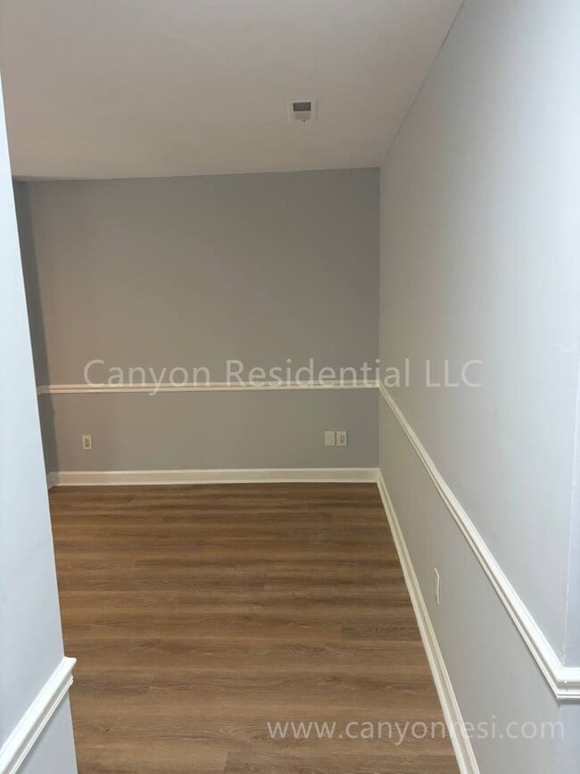 Building Photo - Stylish 3 Bed, 2 Bath Retreat: Modern Livi...