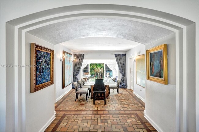 Building Photo - 940 Hollywood Blvd