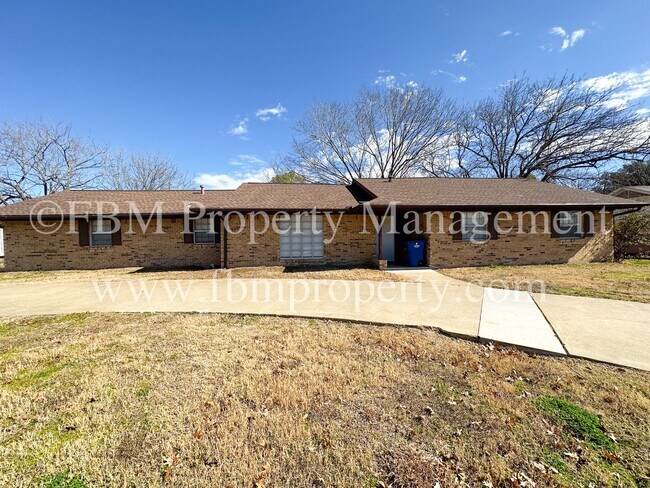 Building Photo - 1204 Williamsburg Dr