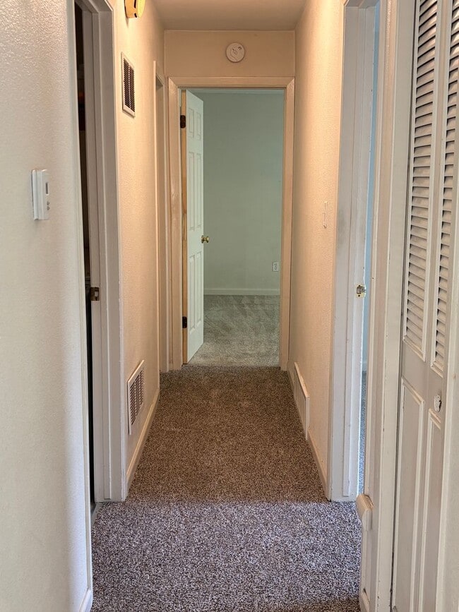 Building Photo - 2 Bedroom Ranch Style Home