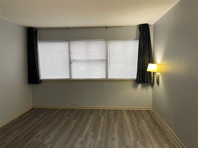 Building Photo - 8888 Tallwood Dr