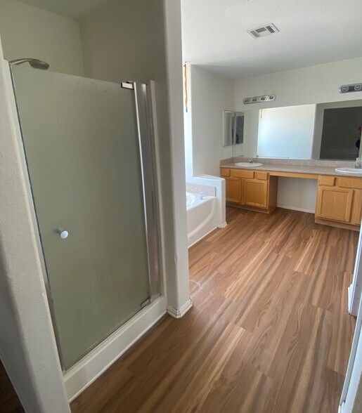 Building Photo - 3821 Ravine Ave