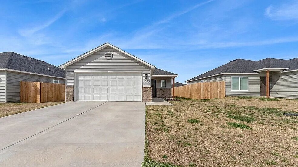 Building Photo - 2525 E Fox Mdw St