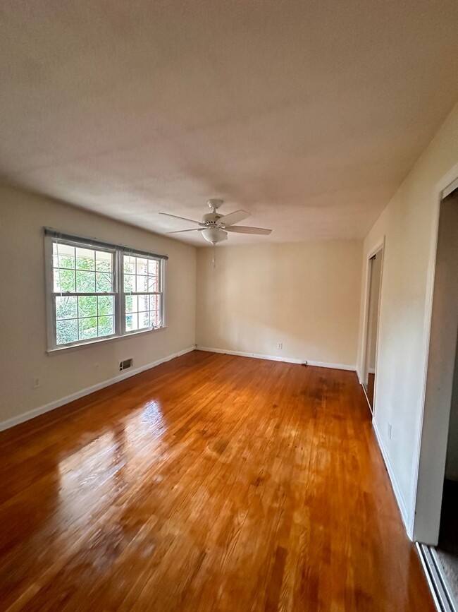 Building Photo - LAUREL HILLS NEIGHBORHOOD- 3 BEDROOM 2 STO...