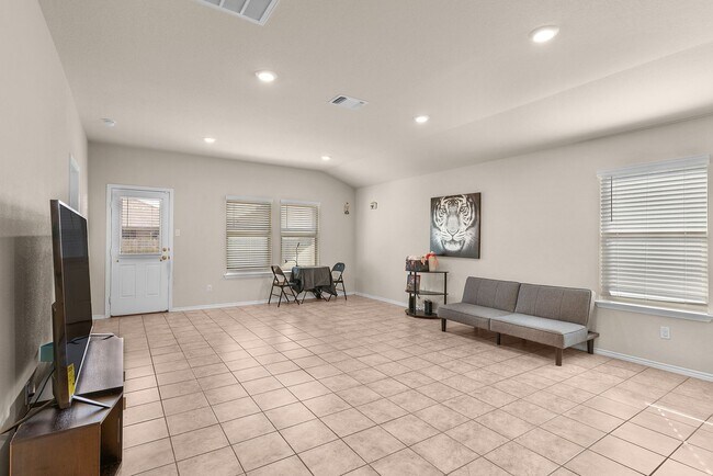 Building Photo - 4-bedroom 2-bathroom house!  Close to Fort Hood!