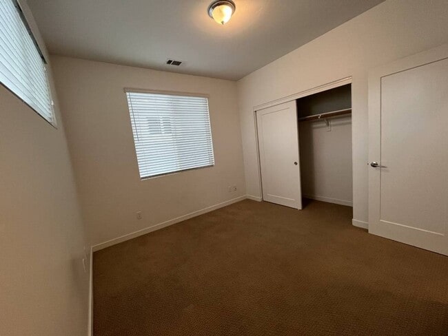 Building Photo - Beautiful 3 Bedroom house in Trillium, Arr...