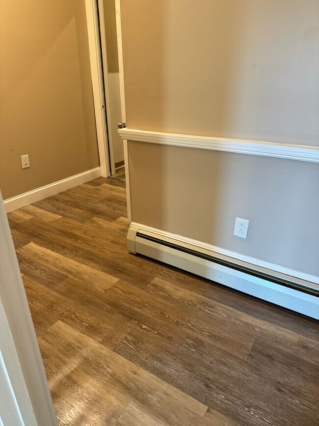 Building Photo - 1 Bedroom Apartment