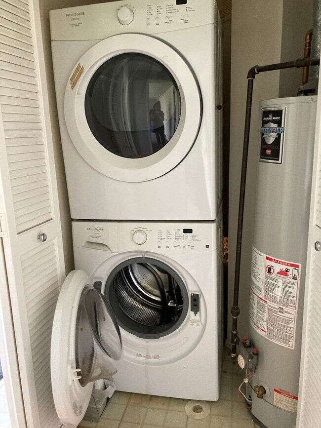 Building Photo - Three Bedroom Two Bath Condo | Laundry, Parking, & Central AC