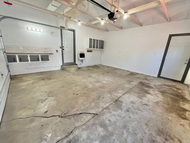 Building Photo - 3 Bed/2 Bath Lakefront Rental Home in Sioux Falls!