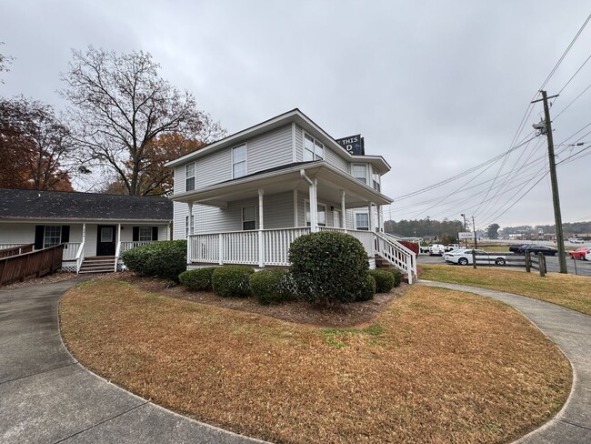 Building Photo - Large 3/2.5 House on Martha Berry Hwy- $1,395