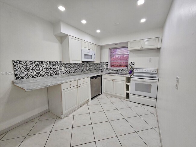 Building Photo - 5401 Hollywood Blvd