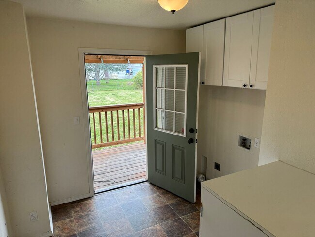 Building Photo - Updated 2 bedroom 1 bathroom house in Springfield!