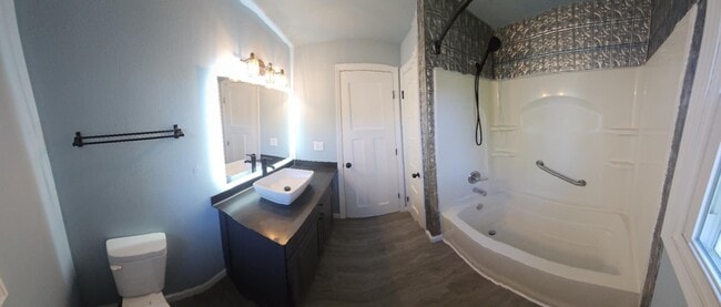 Building Photo - 817 N Hawthorne Dr