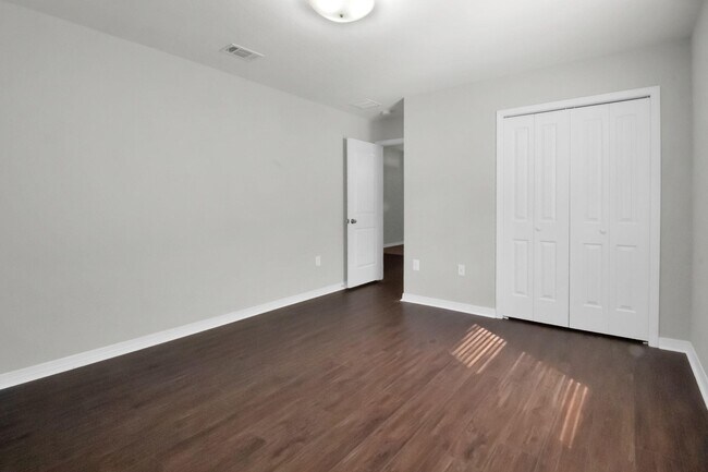 Building Photo - 8402 Island Dr