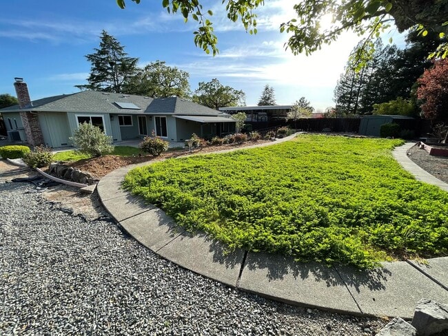 Building Photo - Spacious three bedroom home in desirable Windsor neighborhood!