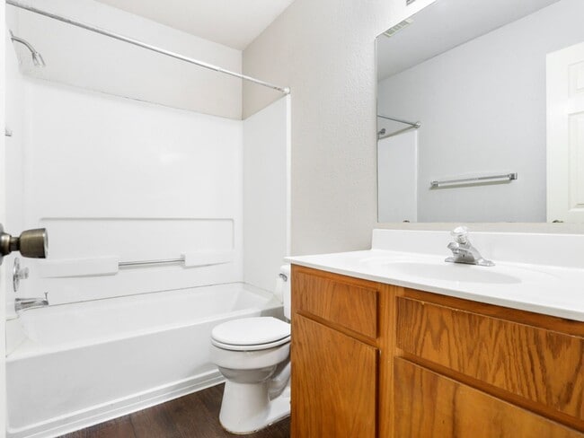 Building Photo - Stylish & Spacious 3-Bedroom Home Perfect for Students and Families