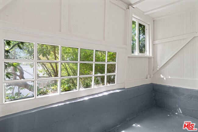 Building Photo - 631 Pier Ave