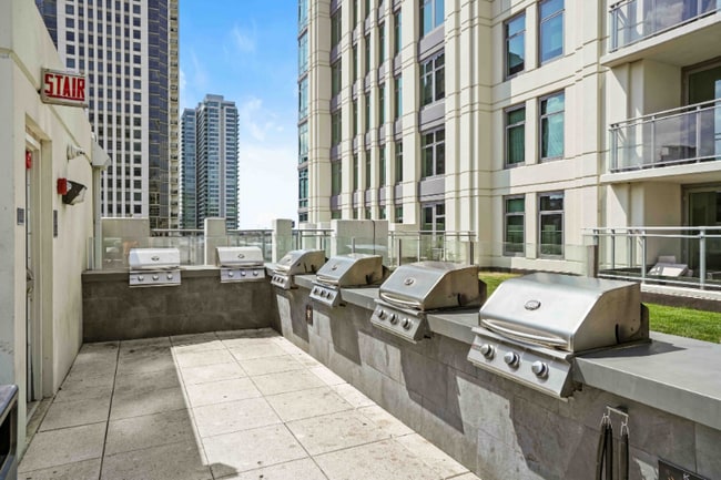 Building Photo - 601 W Kinzie St