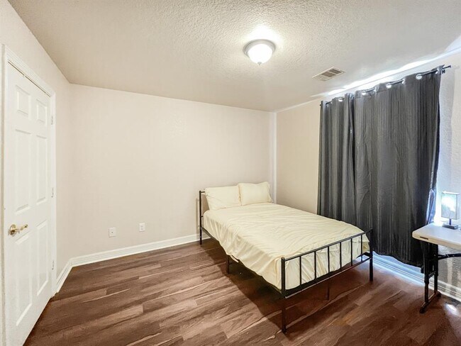 Building Photo - 5715 Ladonia St