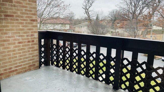 Building Photo - 6015 Lakeside Pl