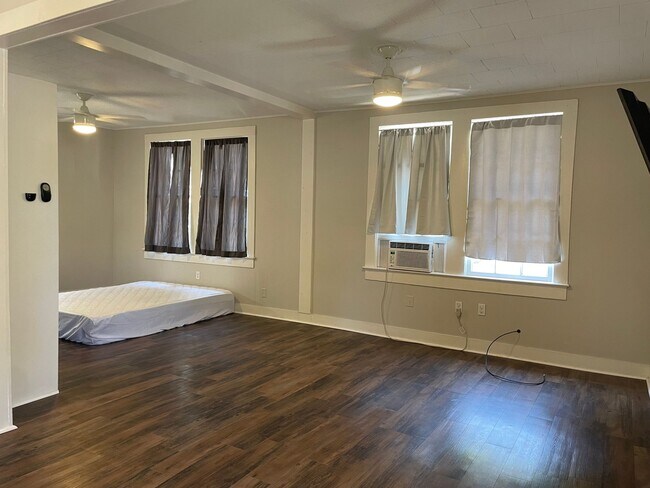 Building Photo - Charming 2 Bedroom 1 Bathroom Home for Rent!