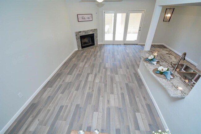 Building Photo - 978 Memorial Village Dr