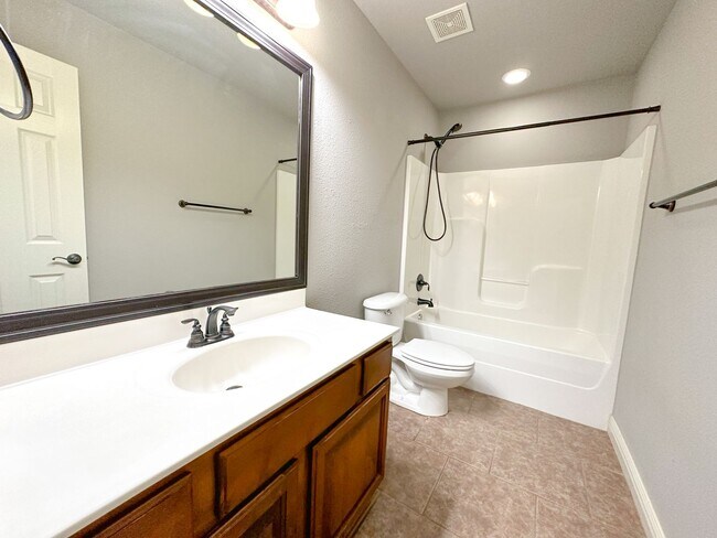 Building Photo - 3 Bed, 2 Bath Home in Fayetteville!