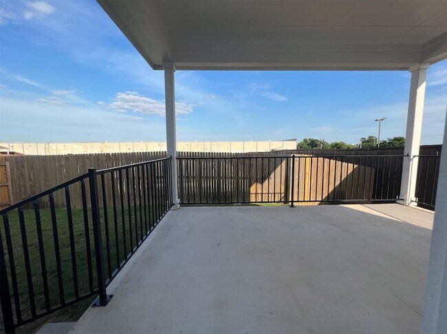 Building Photo - 15501 Ellinger Dr