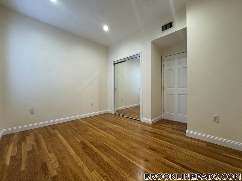 Building Photo - 1801 Beacon St