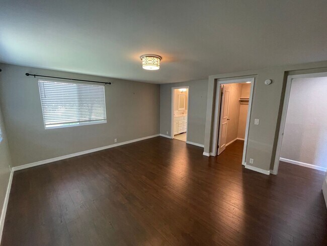 Building Photo - 4113 Kingsway