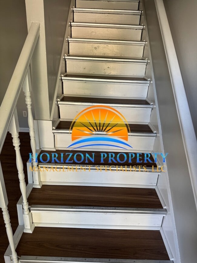 Building Photo - 900 Stevens Ct NE