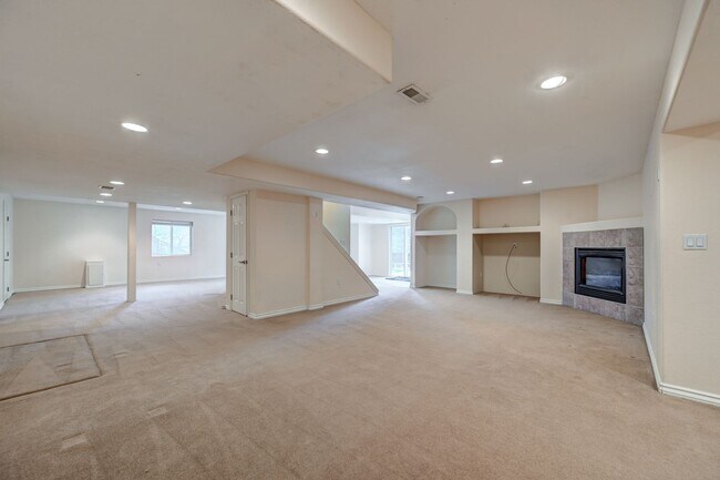 Building Photo - 4 bedroom, 5 bath hime with 3 car garage