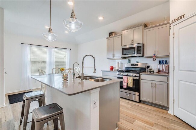 Building Photo - 389 Salt Springs Rd