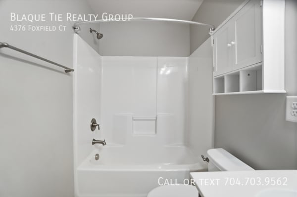 Building Photo - 4376 Foxfield Ct