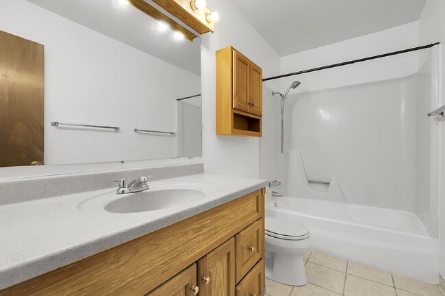 Building Photo - $1,995.00, 3 bed, 1.5 bath, located in Aur...