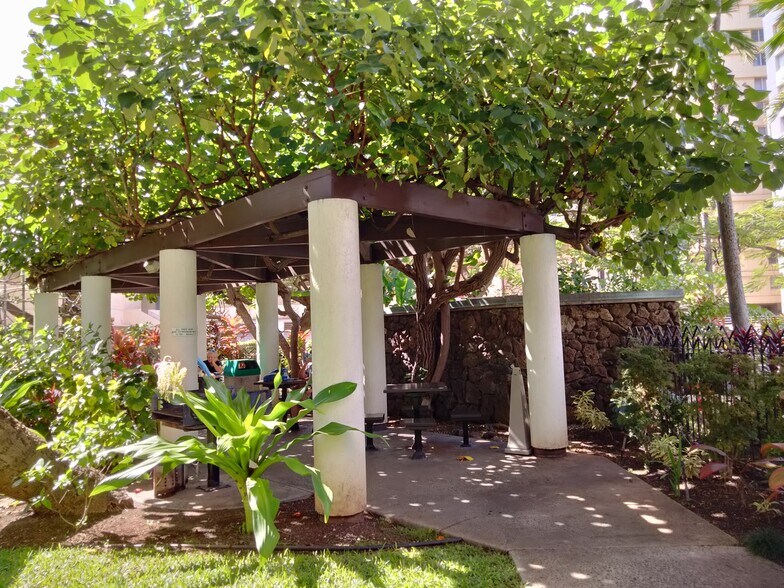 Gardens & Bar-B-Q area - 300 Wai Nani Way