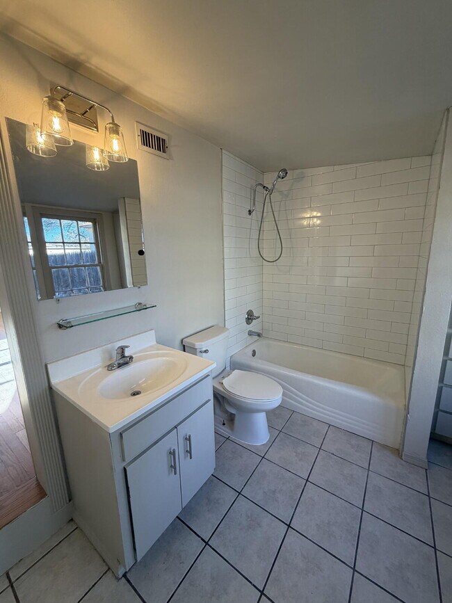 Building Photo - Charming 3-bedroom, 2-bath home in Tech Terrace!! Looking for 6 Mo Lease!