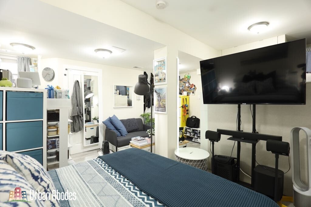 Building Photo - 644 W Roscoe St