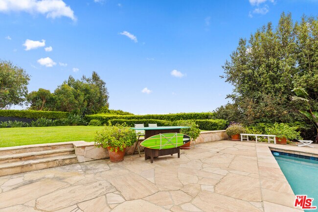 Building Photo - 7122 Dume Dr