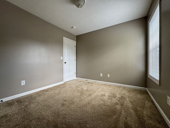 Building Photo - Cute 3 Bed 2.5 Bath Home in Fayetteville with Fenced Yard
