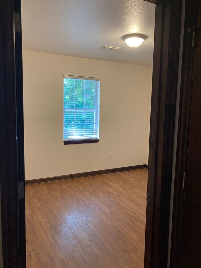 Building Photo - 1729 Louise Dr SE