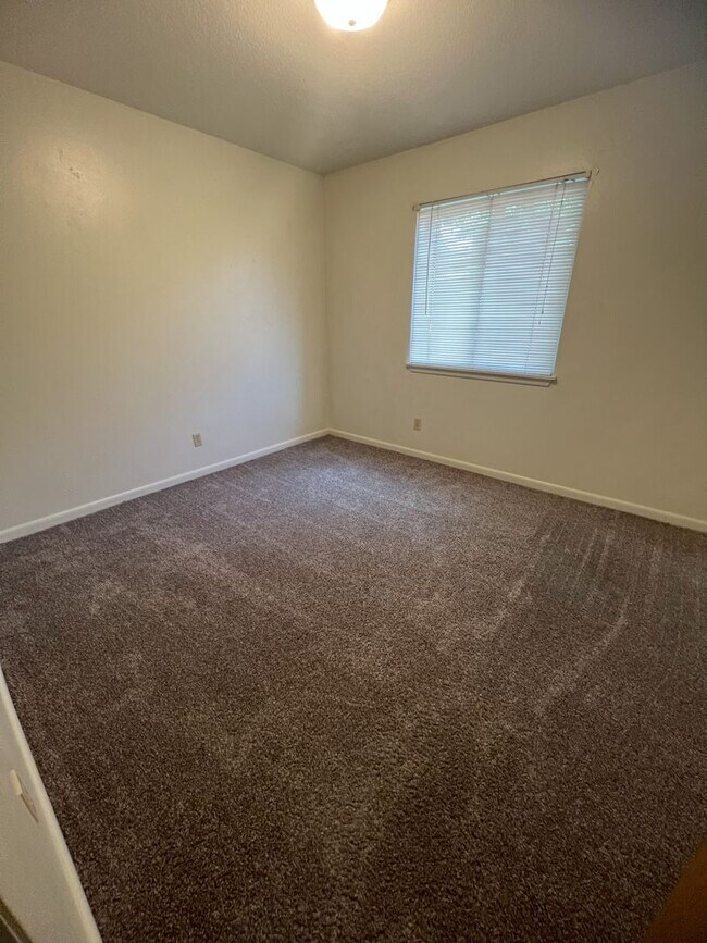 Building Photo - 2 Bedroom 1 Bath Balcony Apartment Available