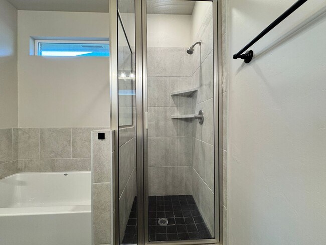 Building Photo - Spacious 3-Bedroom Home with Designer Kitc...